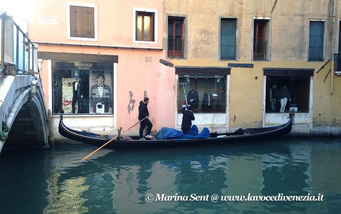 pulizia vetrine venezia bacino orseolo foto di Marina Sent