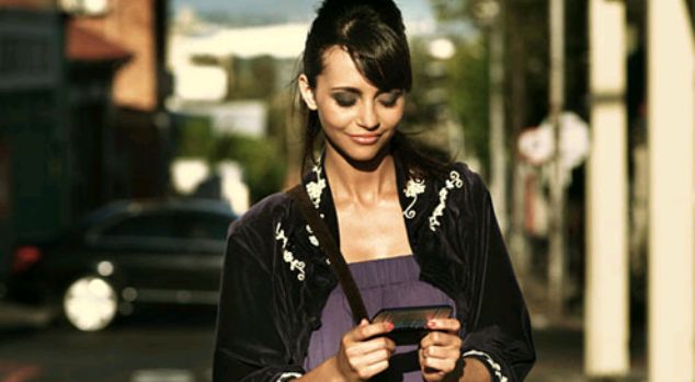 ragazza con smartphone cellulare
