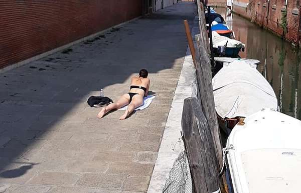 ragazza turista prende il sole in fondamenta venezia net fb 600380