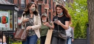 ragazze per strada con mascherina e senza net 1240
