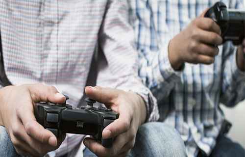 ragazzi giocano playstation