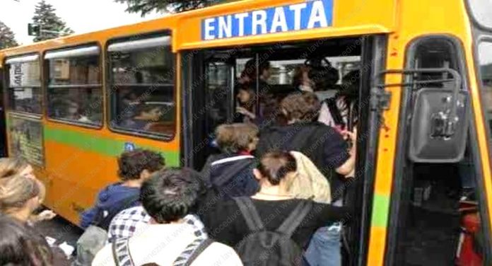 ragazzi salgono in autobus per andare a scuola ns 1240