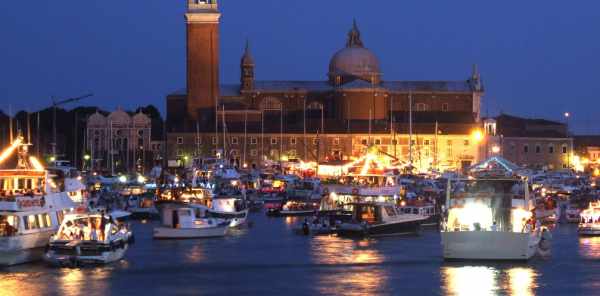 yacht adibiti ad hotel ormeggiati a Venezia