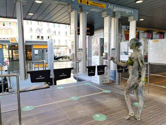 venezia si risveglia modella nuda dipinta