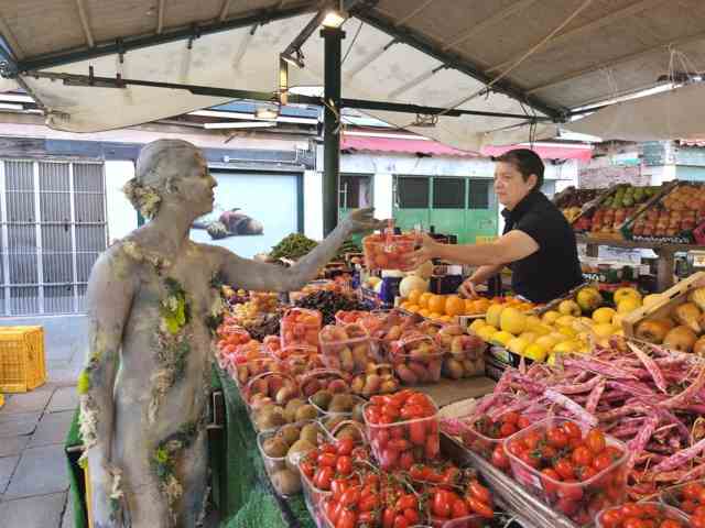 venezia si risveglia modella nuda dipinta