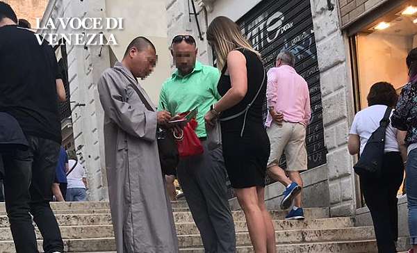 Ed ecco il Santone a Venezia, fa la magia per la pace e gli danno 50 euro