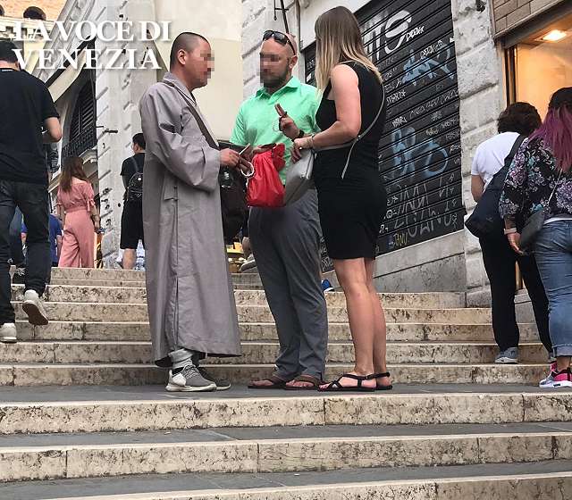 Ed ecco il Santone a Venezia, fa la magia per la pace e gli danno 50 euro