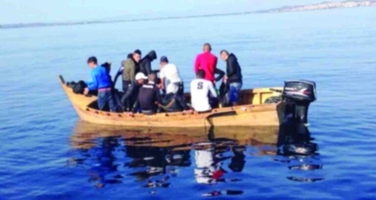 sbarchi illegali con un barchino (foto di repertorio)