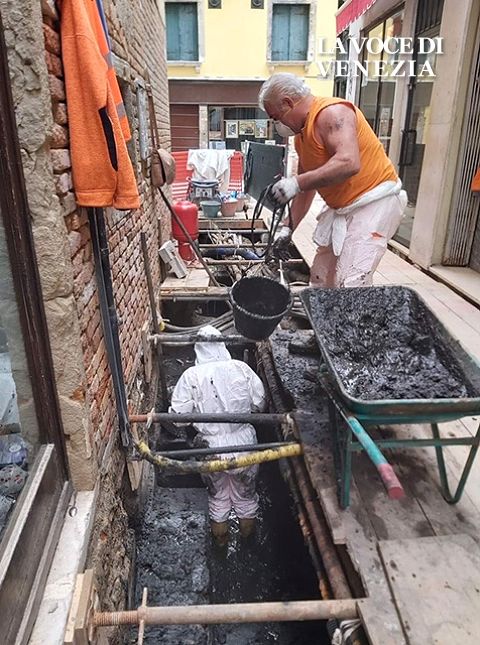 scavi a san giacomo venezia operai al lavoro lavori in calle