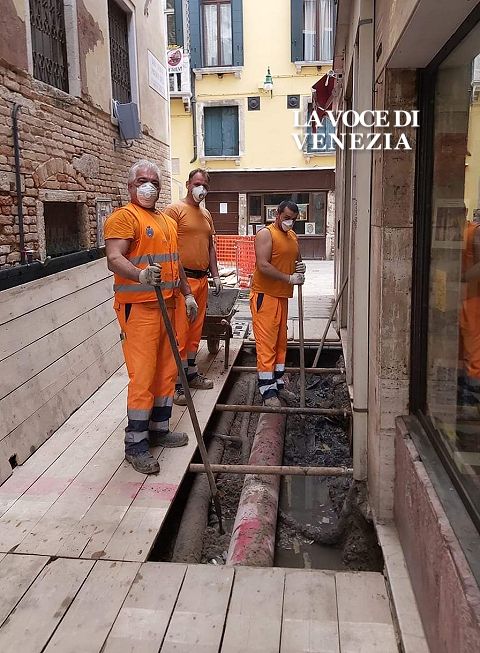 scavi a san giacomo venezia operai lavori in calle