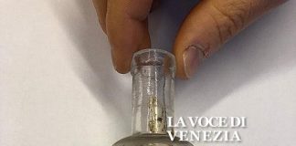 scavi a san giacomo venezia reperto bottiglia farmacia baldiserotto