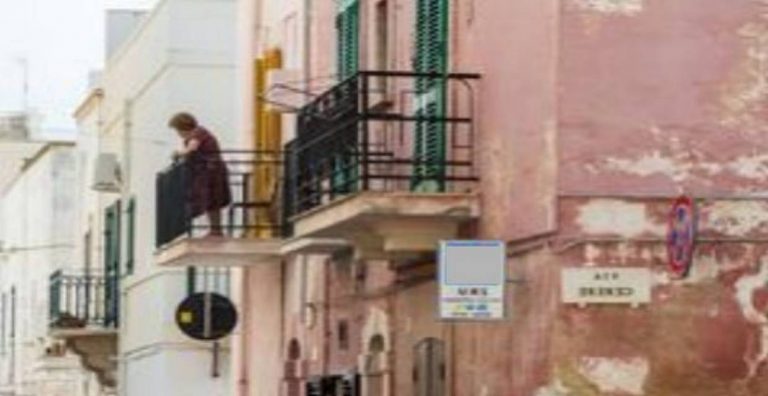 signora anziana al terrazzo di condominio ns 1240