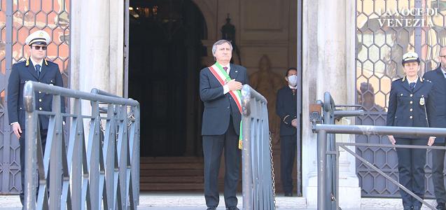 Anche Venezia celebra lutto . Bandiere a mezz'asta, Inno nazionale e Inno di San Marco