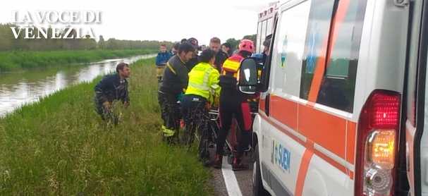 Incidente in Via Valle dei Tagli (Eraclea): auto in acqua. Sommozzatori all'opera