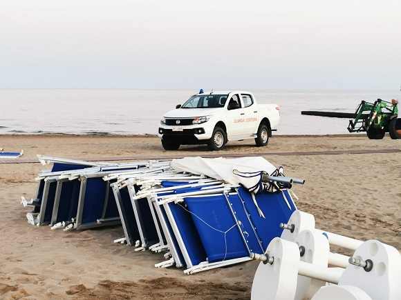 sequestro ombrelloni e lettini guardia costiera operazione mare sicuro