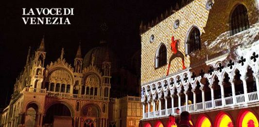 In Piazza San Marco la magia live di Spiderman: lotta sul Palazzo Ducale (video)