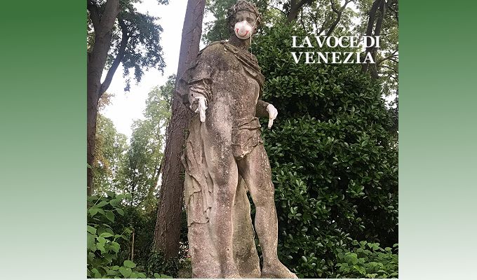 statua-con-mascherina-e-guanti-giardini-biennale-venezia-nostra-680.jpg