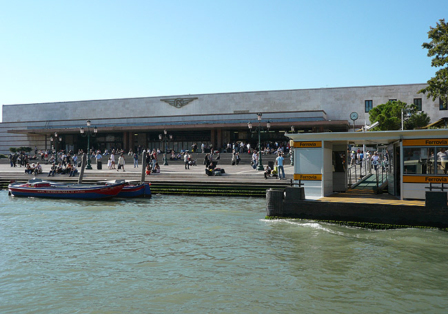 Stazione Venezia polizia scopre minori afghani abbandonati