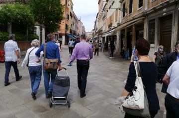 strada nuova gente mascherine venezia nostra box