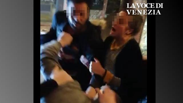 tunisino violento rialto aggredisce video