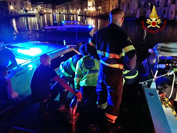 donna cade in acqua tentato suicidio canal grande rialto