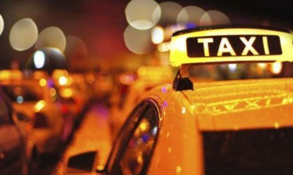 taxi insegna illuminata di sera