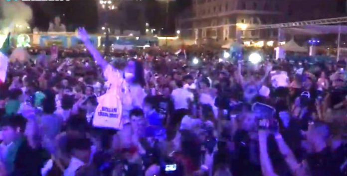 tifosi festeggiano in piazza europei 2021 2020 italia spagna