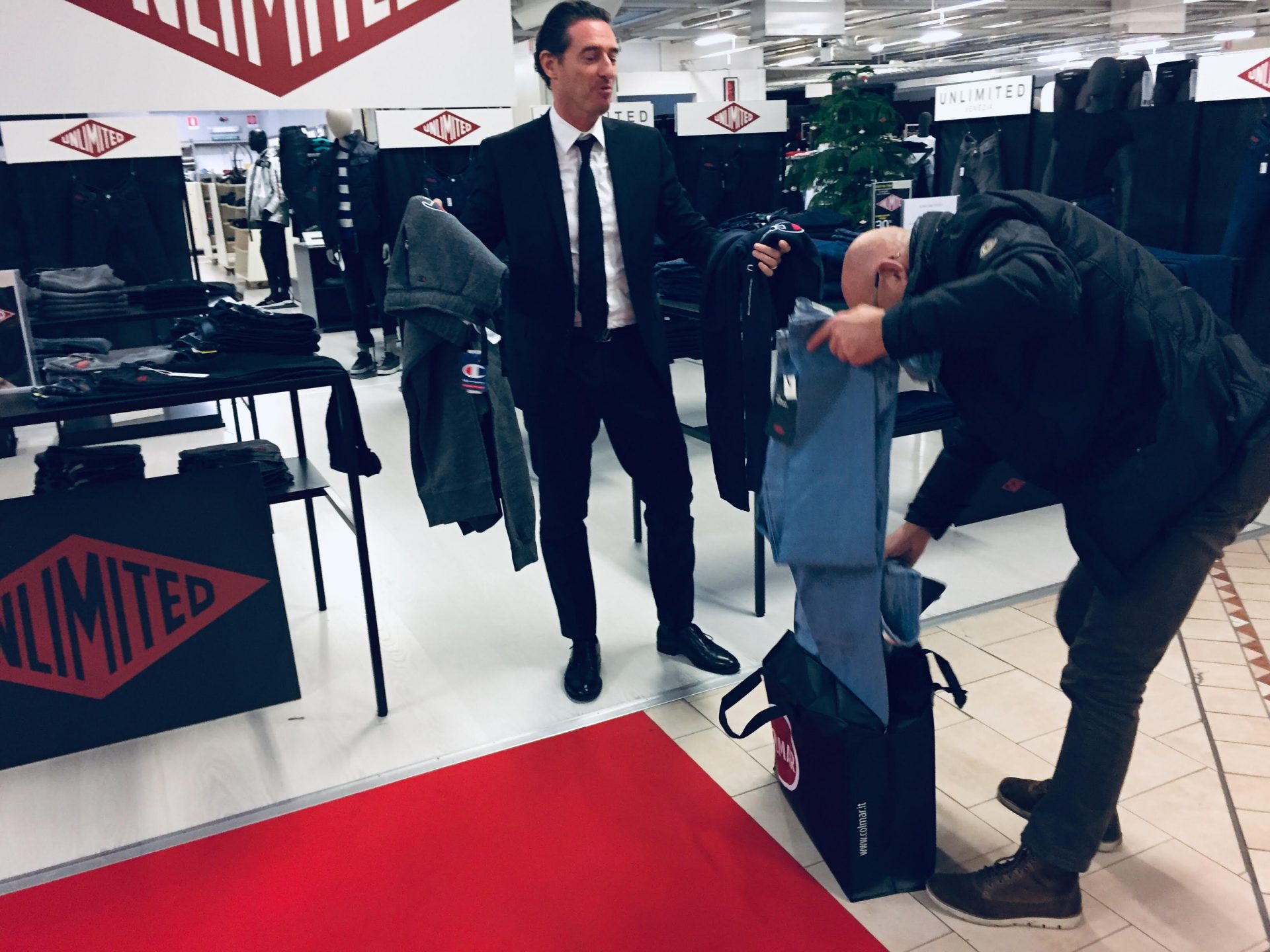 Ladra scoperta al Centro Tom aggredisce il direttore con forbici