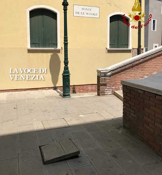 Ultima ora: alla Giudecca saltano i coperchi dei tombini per strada