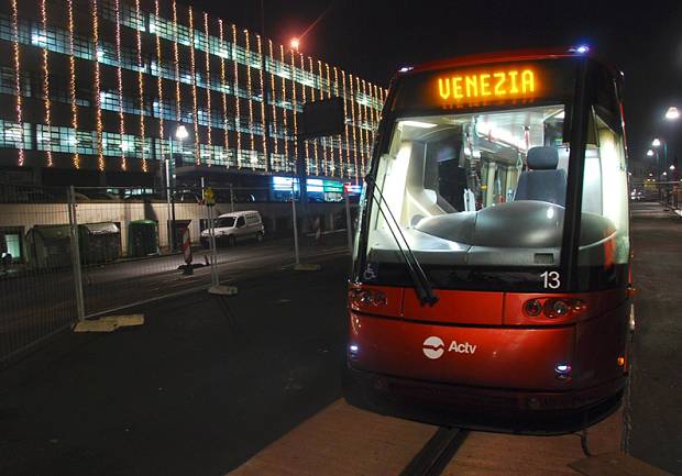 Il tram da Venezia a Mestre è pronto, si sale a bordo
