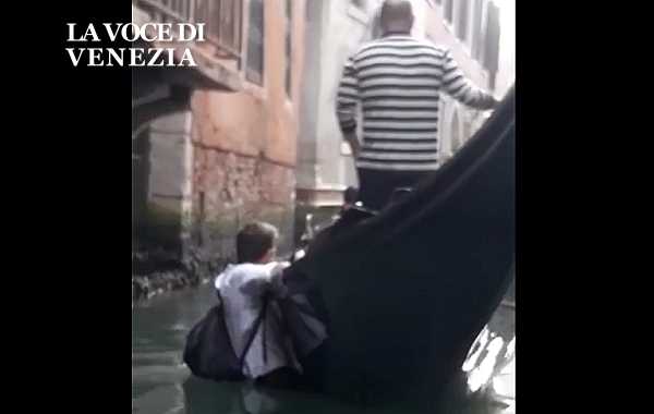 Venezia, turista a mollo aggrappato alla gondola: i social si scatenano