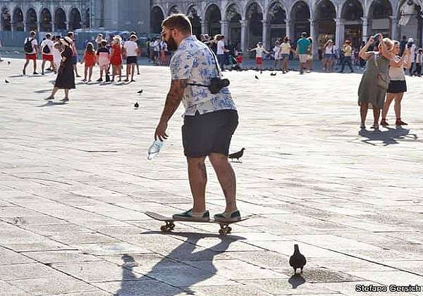 turista in piazza con skateboard foto stefano gersich Fb box