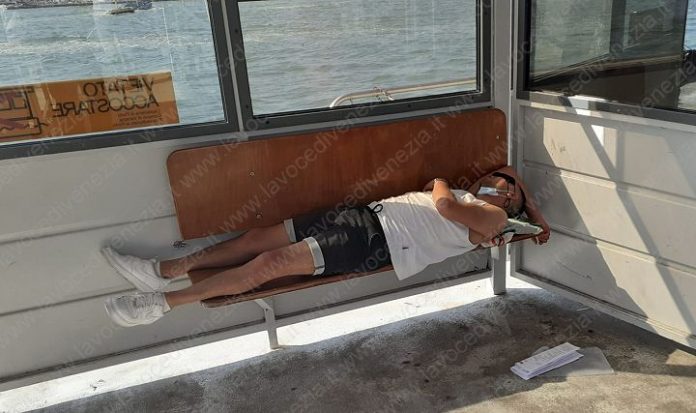Dorme in pontile con certificato ‘Covid positivo’: a San Marco si scatena il panico
