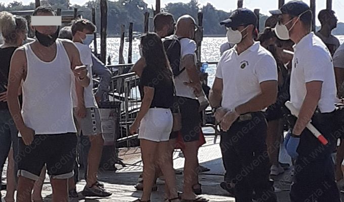 turista sbandato fuma sigaretta davanti vigili polizia locale nostra 680