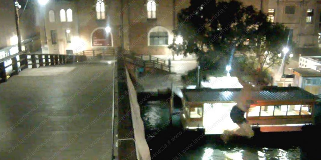turista si tuffa dal ponte dell'accademia di notte a venezia up 1240