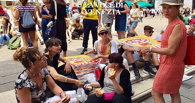 lettere. Turisti riducono Piazza San Marco una pizzeria a cielo aperto: da oggi non pagherò più le tasse