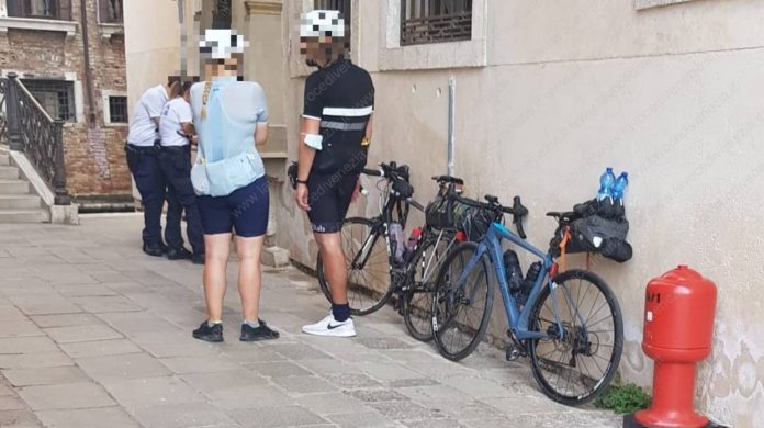 turisti fermati in bicicletta a venezia centro storico dai vigili della polizia locale up 700
