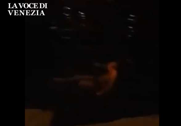 Si tuffano 3 volte di notte dal Ponte di Rialto. Presi: sono cuochi di una nave delle Bahamas