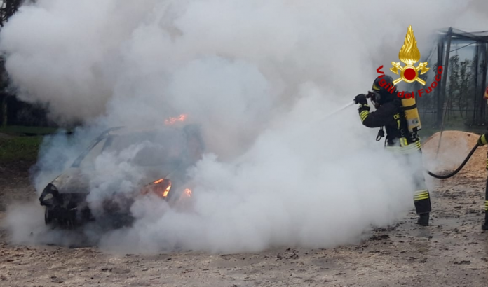 incendio auto concordia sagittaria pompieri