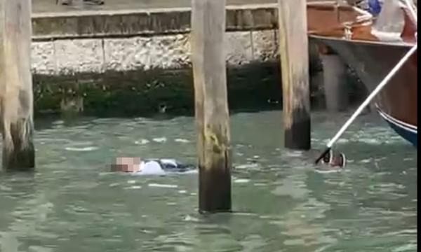 uomo fa il morto in acqua a venezia net vd 600
