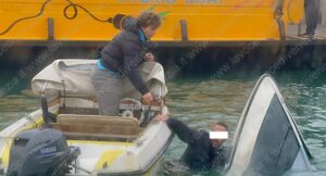 uomo in acqua barca affondata san marco venezia 20-12-20