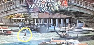 uomo si tuffa dal ponte degli scalzi a venezia up 1240