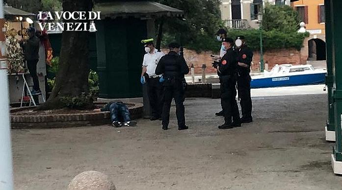 "C'è un uomo morto a Piazzale Roma" ma è ubriaco... e cattivo pure