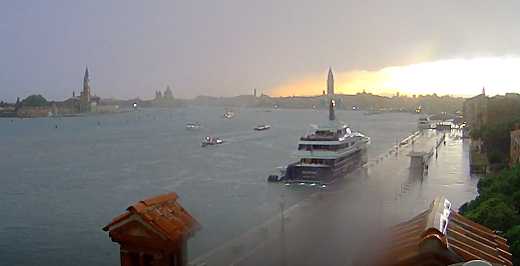 Violento temporale a Venezia, nave attacca la sirena. Paura ma nessun danno