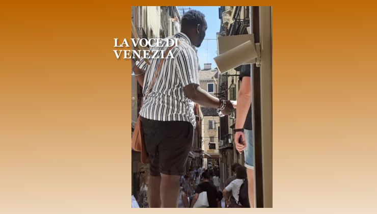 venditore braccialetti abusivo venezia nostra 740 1