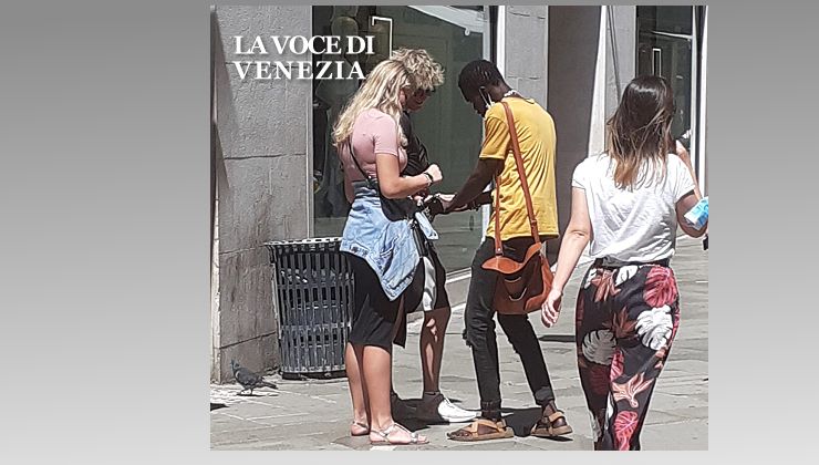 venditore braccialetti abusivo venezia nostra 740 3