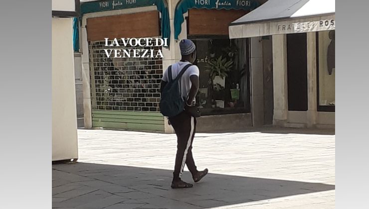 venditore braccialetti abusivo venezia nostra 740 4