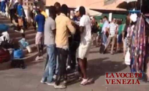 venditori-abusivi-aggressivi-a-venezia-ns
