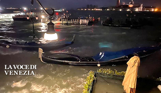 venezia acqua alta gondole a torsio up 640