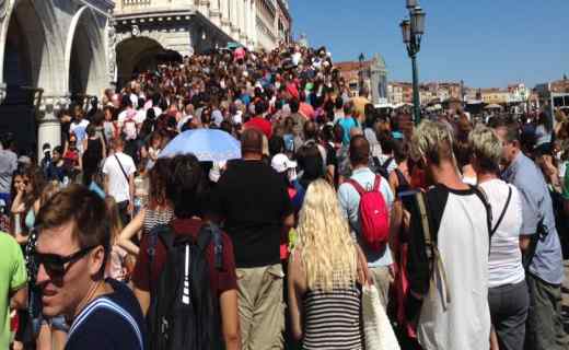 Venezia e i turisti. "Tassa di sbarco", non siamo pronti: tutto rinviato al 2020